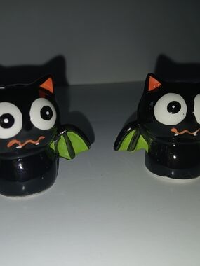 Black Ceramic Cat Bat Figurine Pair with Green Wings  Salt & Pepper Shakers